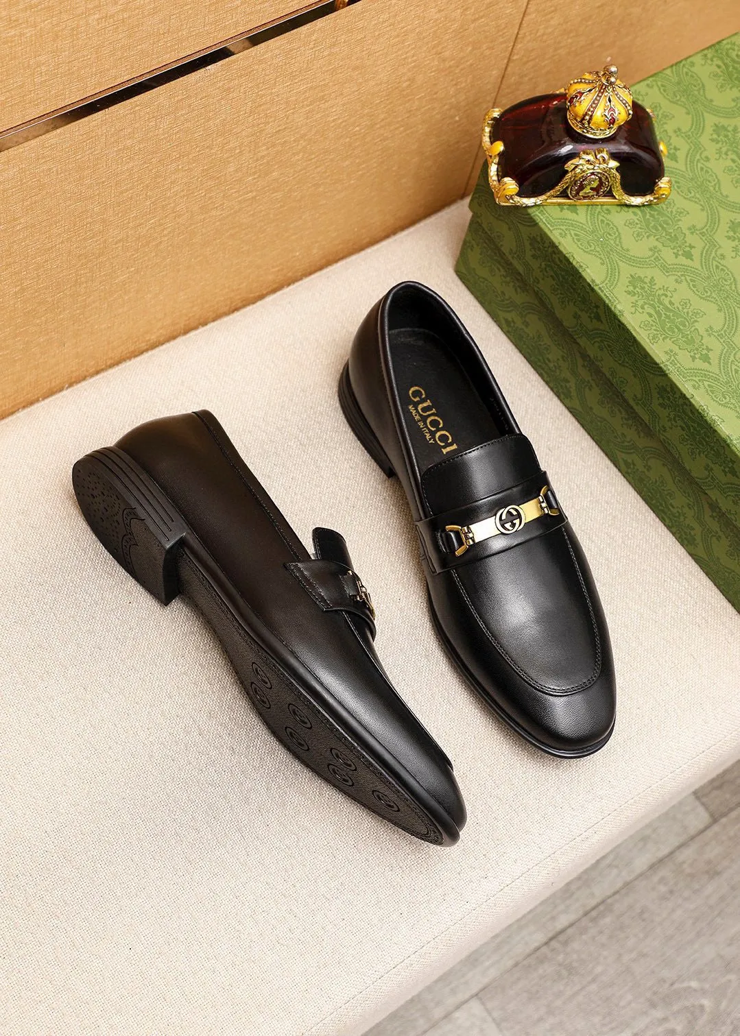 Men's shoes 💰460 💐 Product trademark: GUCCI "Gucci" casual leather shoes Regular size: 39-45 (38.45🉑️customized) Product materials: Selected imported first-layer calfskin upper + luxury hardware buckle, imported cowhide leather lining. Strong three-dimensional visual effect, rubber outsole Color: 1⃣️color optional